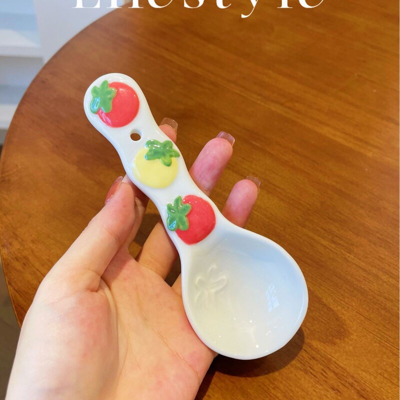 漫画の長い柄の陶磁器のスープのスプーンのかわいい家庭用の創意の高い顔の値のピンクのネットの赤い釉薬の下の色の小さいスプーン|undefined