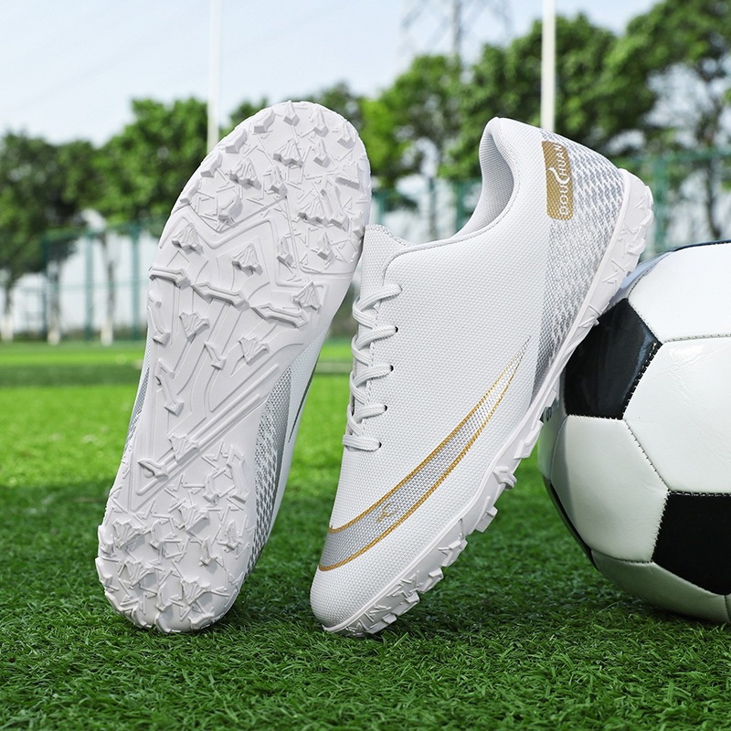クロスボーダーの新しい滑り止め破損した釘の大人のサッカーシューズ、男性と女性のプロのトレーニング子供用スニーカー、ロートップの若者のスポーツシューズ|undefined