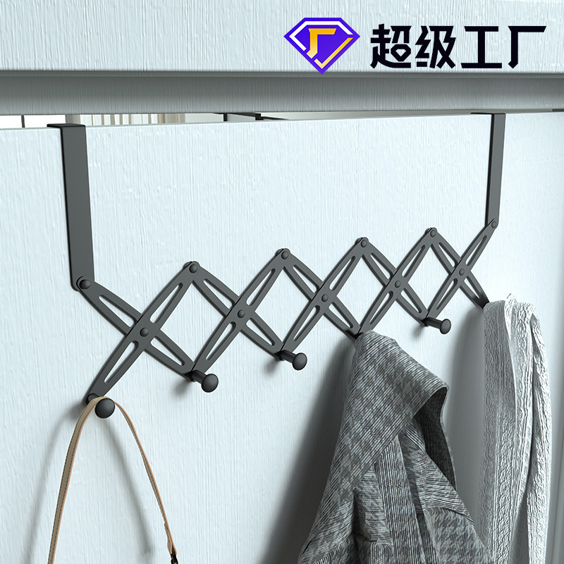 穴を開けないでドアを開けた後、浴室のトイレの壁に服を掛けて棚を掛けます。|undefined