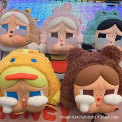 新品跨境哭娃耳机包零钱包CRYBABY眼泪工厂系列搪胶脸潮玩毛绒挂