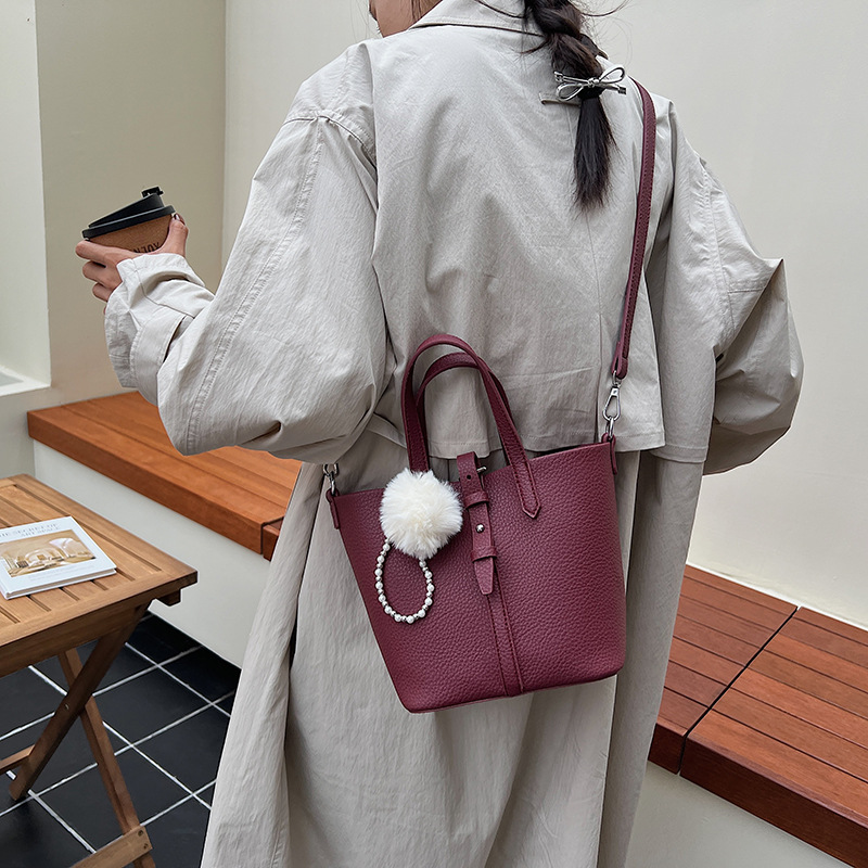 Nicho transfronterizo bolsas de cestas de verduras bolsas de cubo de mano otoño / invierno 2025 nuevo bolso de mujer moda retro mochila de hombro