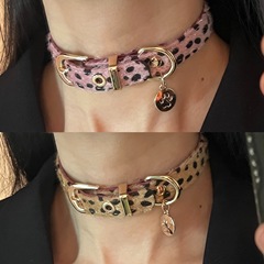 Y2K甘いクールなギャルの小さい大衆のデザイン感のヒョウの紋様の馬の毛のchokerの首輪のパンクの革の首はネックレスを持ちます。