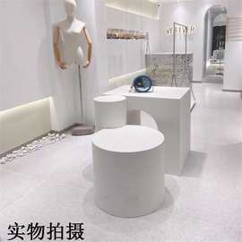 批发定制服装店展示台异性烤漆地台直播展示柜包包中岛橱窗流服饰