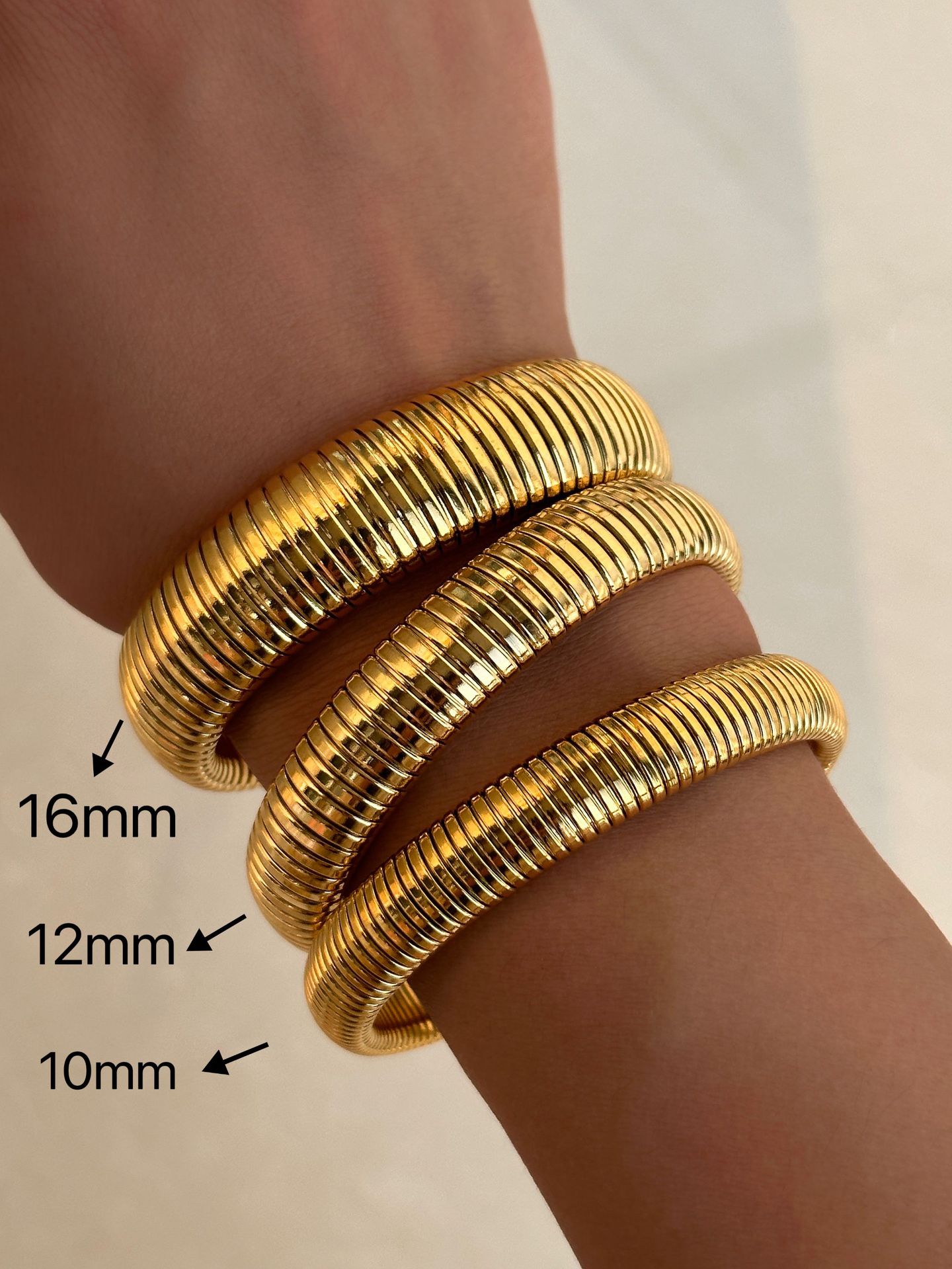 304 Stainless Steel Chain Material 1 Piece Quantity Street Occasion 304 Stainless Steel, Titanium Steel Material Casual Solid Color 304 Stainless Steel Titanium Steel 18K Gold Plated Bangle In Bulk