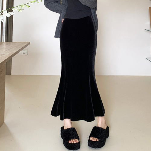 Simple gold velvet skirt, mermaid-style midi skirt—autumn/winter chic, slimming, figure-flattering, and versatile for a sleek, all-around look.