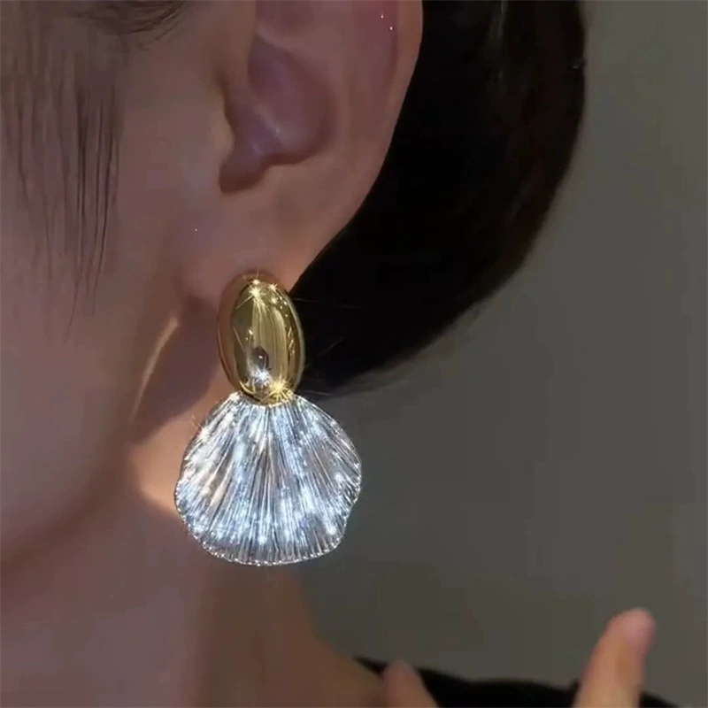 Earrings, retro metal ginkgo‑leaf design, light‑luxury gold finish, 8 × 6 × 1 cm
