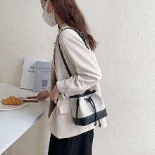 韩版单肩帆布包包小众文艺手提包拼接设计时尚简约斜挎水桶包女