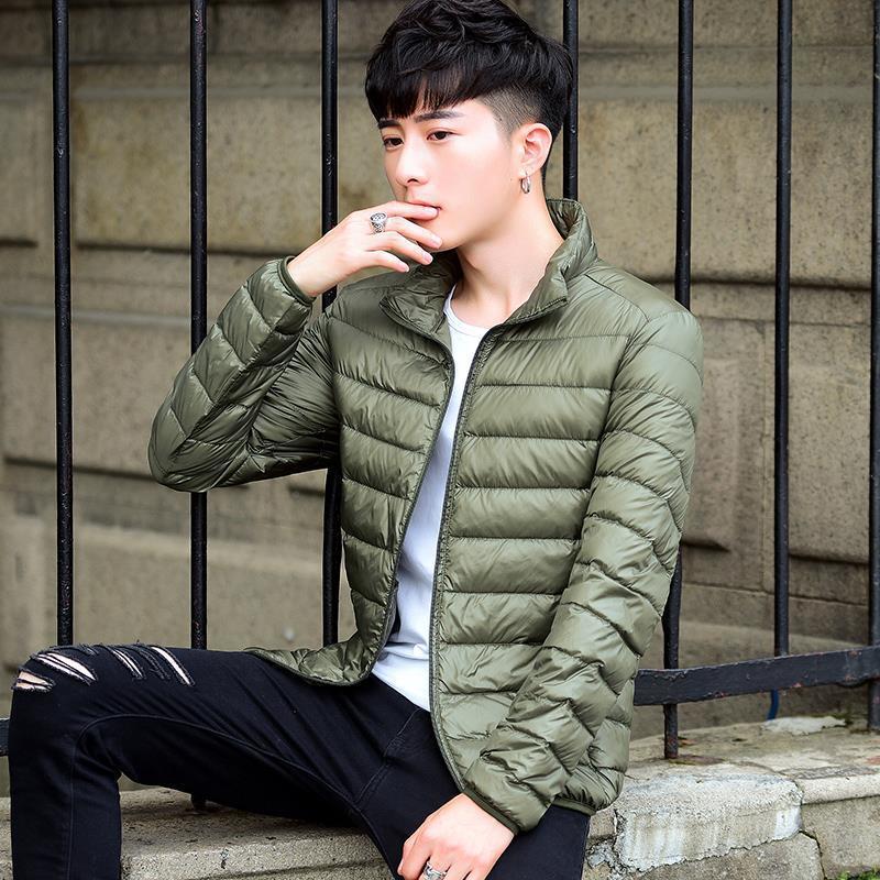 2023 invierno de los hombres de la pluma ligera Chaqueta de algodón acolchado corto Delgado casual stand collar encapuchado Chaqueta de algodón acolchado cálido chaqueta acolchada de algodón