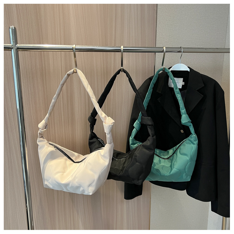 Women's Small Spring&summer Nylon Solid Color Basic Dumpling Shape Zipper Underarm Bag display picture 1