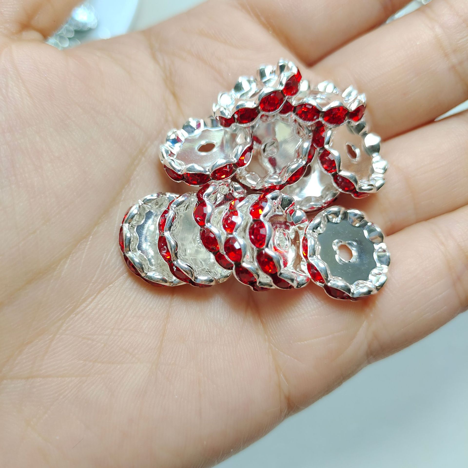 国境を越えて人気のある15mm銀色のビーズを隔てた円形のドリルリング車の輪の波の縁にドリルの部品を入れます。