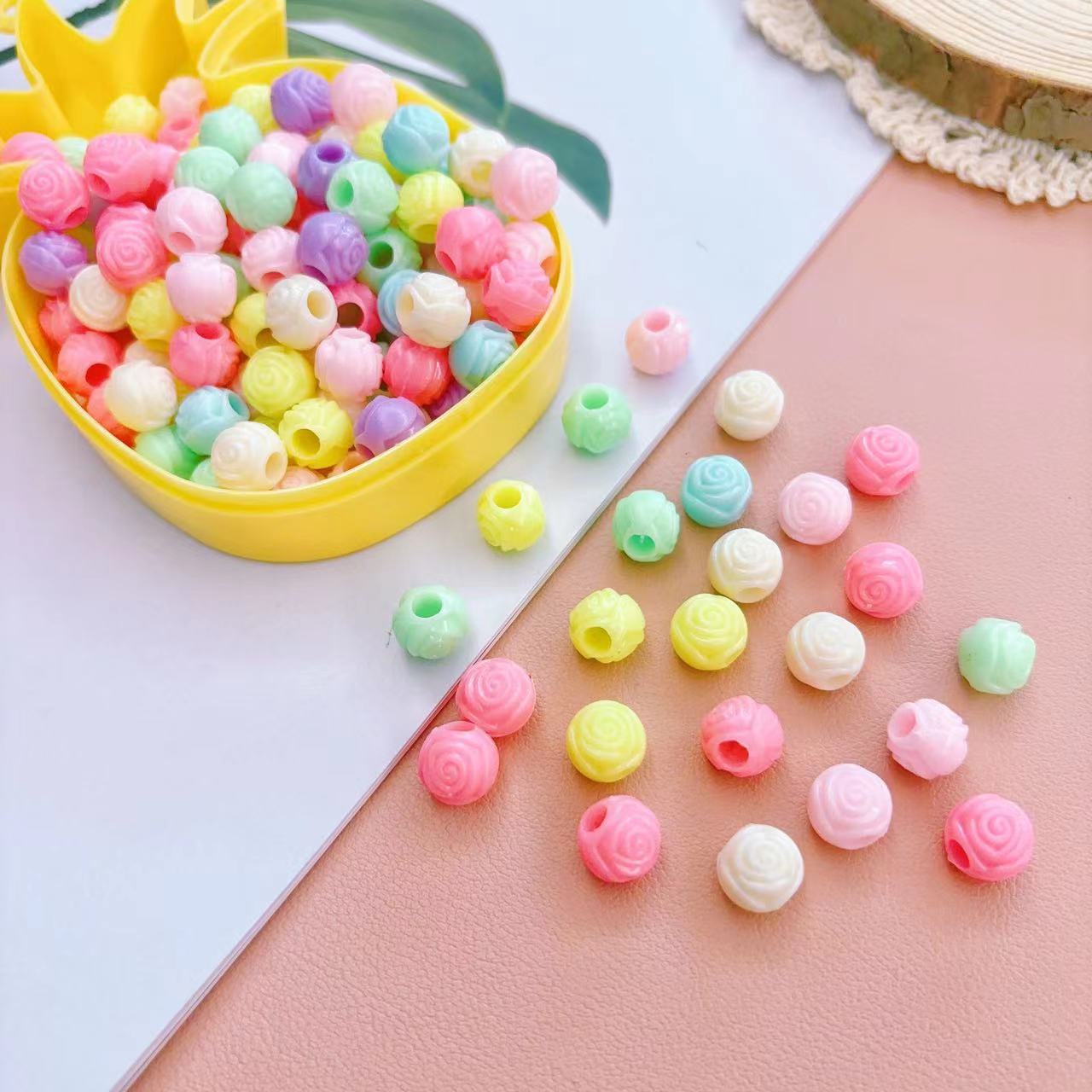 Caja de color primavera rosa caramelo corona letra acrílico agujero grande cuentas sueltas bricolaje hecho a mano collar joyería