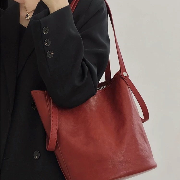 Women's Retro Red Bucket Bag 2026 New Arrival Large Capacity Commuter Tote Bag Niche Designer Wedding Handbag - Thumbnail 4