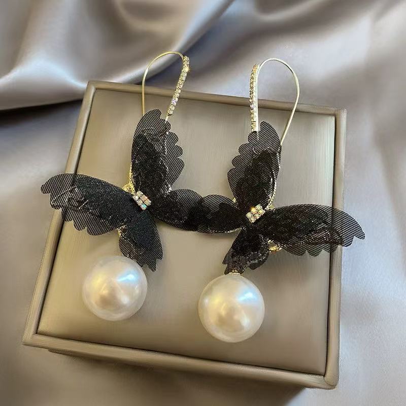 Mariposa malla pendientes colgante de perla 2026 nuevo estilo explosivo de alta sensación pernos de orejas ligeros de lujo nicho ganchos de orejas orejas mujeres