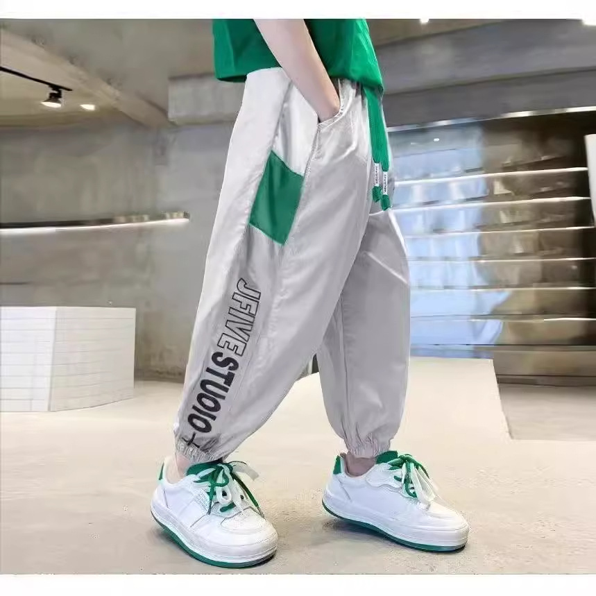 여름 소년 새로운 아이스 실크 빠른 건조 캐주얼 바지 트렌디 쿨 인기있는 어린이 무릎 길이 바지 부드러운 시원한 느낌 반바지