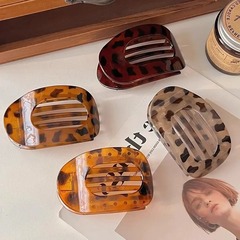 アワビは女性の円形のフラットな後頭部のヘアピンを挟みません。
