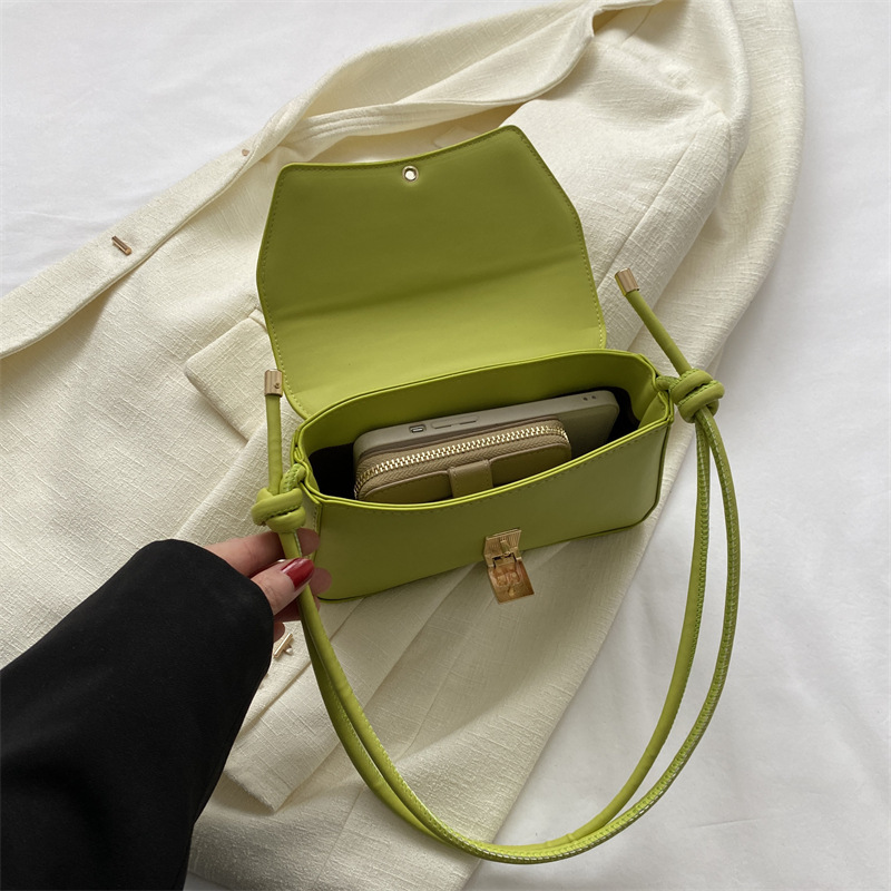 Bolso de sentido de alta gama para mujer 2025 nuevo bolso de palo francés bolso retro portátil para axilas bolso pequeño de mensajero de hombro para niña de estilo occidental