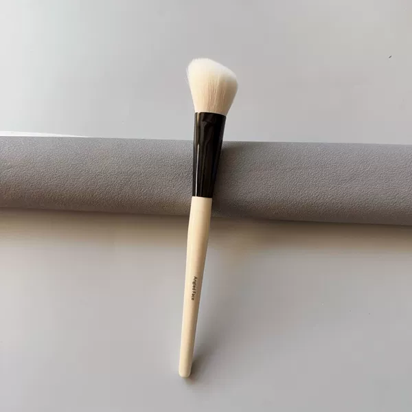 Diagonal corner repair brush