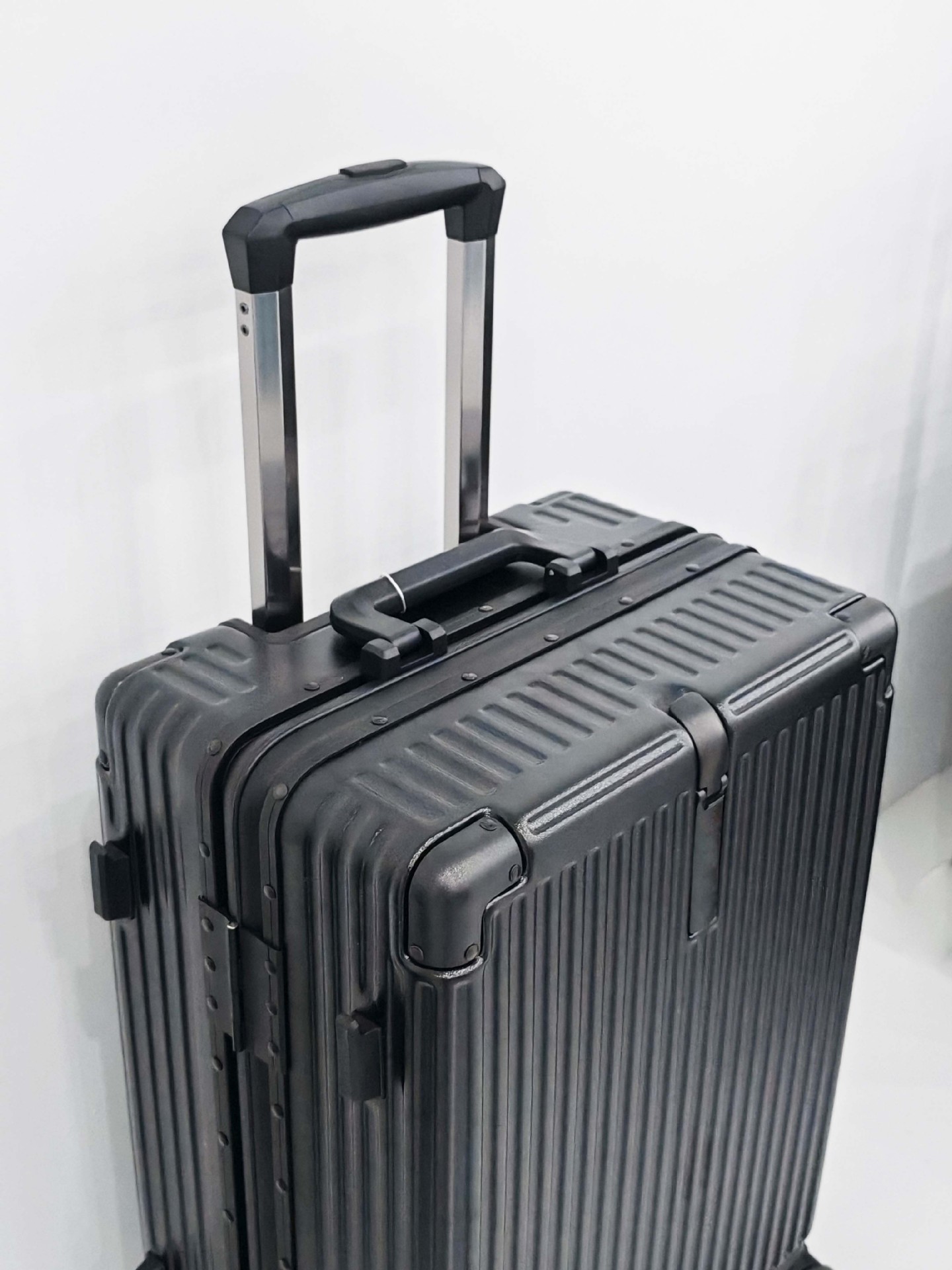 Vali nhựa ABS khung nhôm 22 inch có móc treo trước, bánh xe đa hướng, khóa TSA chi tiết 9