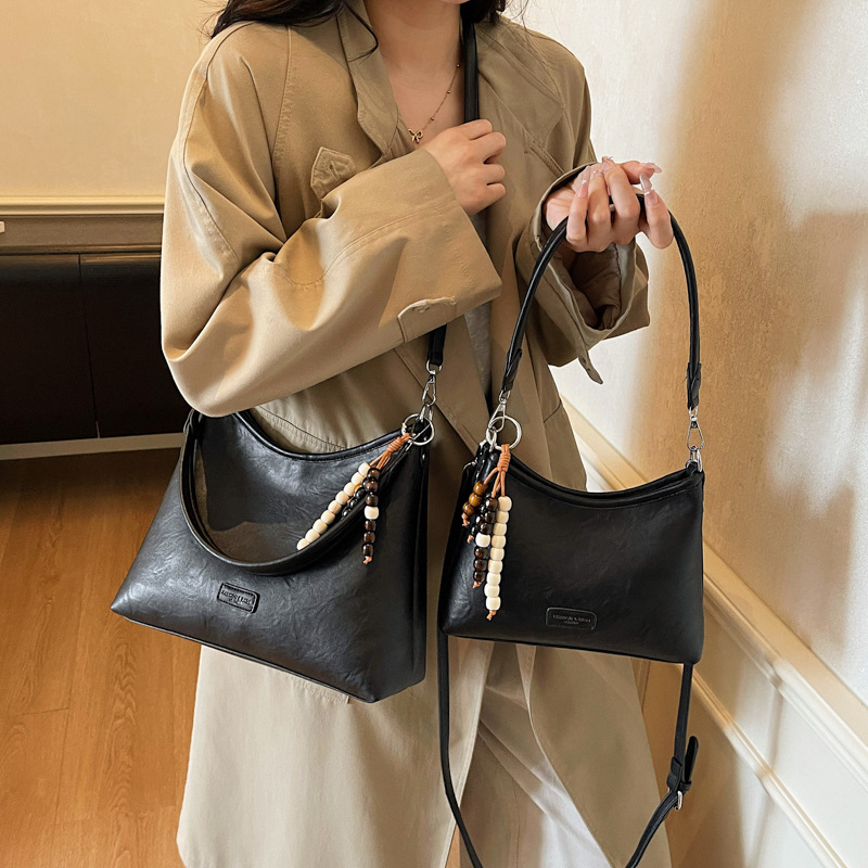Bolsa de hombro con brazalete coreana de alto valor en otoño y invierno 2025 nuevo estilo retro simple bolso de mochila casual bolso de mano