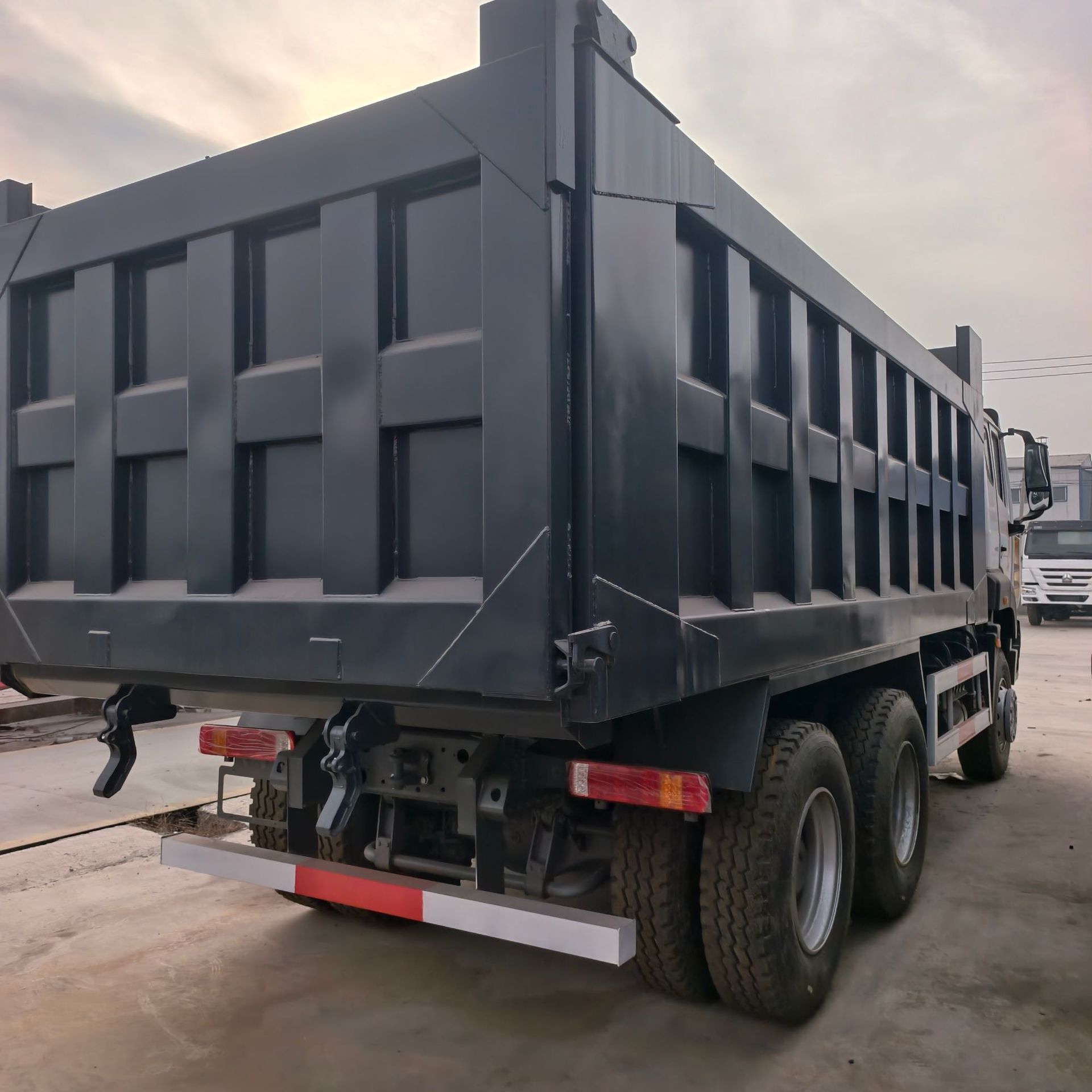 Cross-Border Refurbished Howo Nx6X4 Dump Truck 375 Horsepower 371 Horsepower Dump Truck Export to the Middle East
