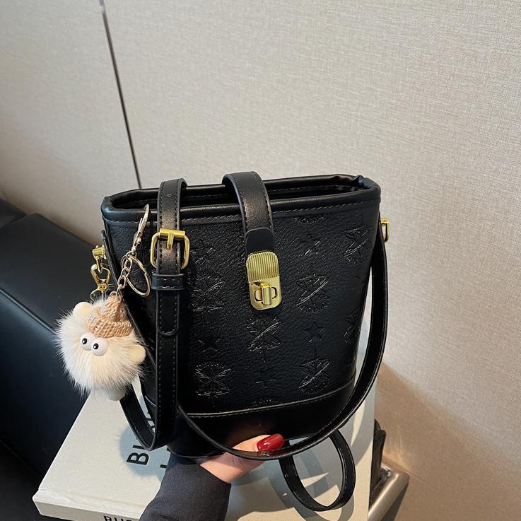 Super caliente bolso de cubo de mano mujer 2025 nueva moda relieve bolso de hombro de alta calidad humedad versátil bolso de mochila