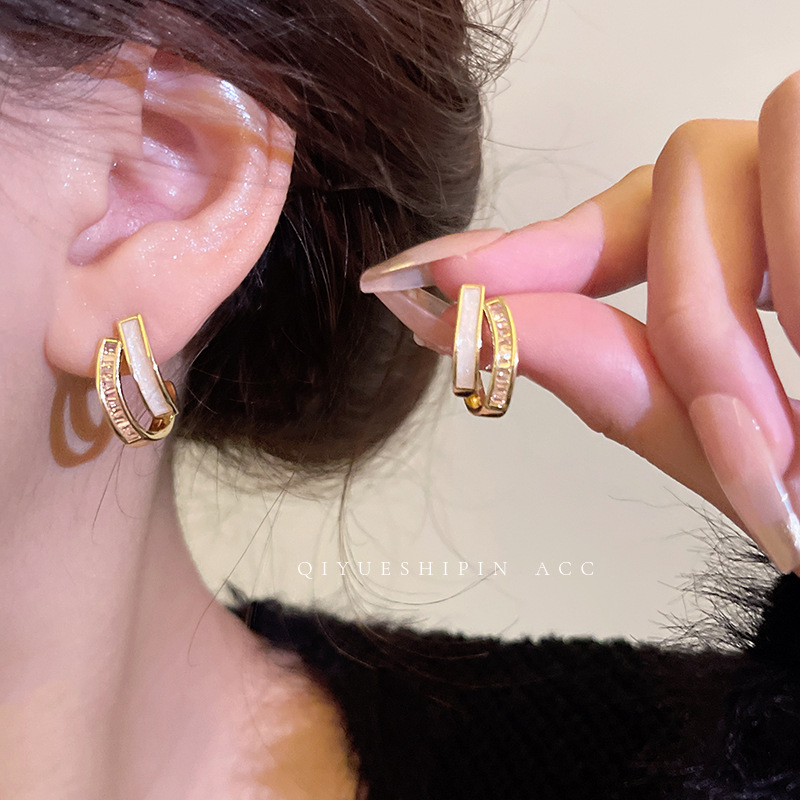 Pendientes elegantes pequeños pendientes de moda exquisita pendientes 2023 nuevo diseño de moda pendientes de nicho blanco para mujeres