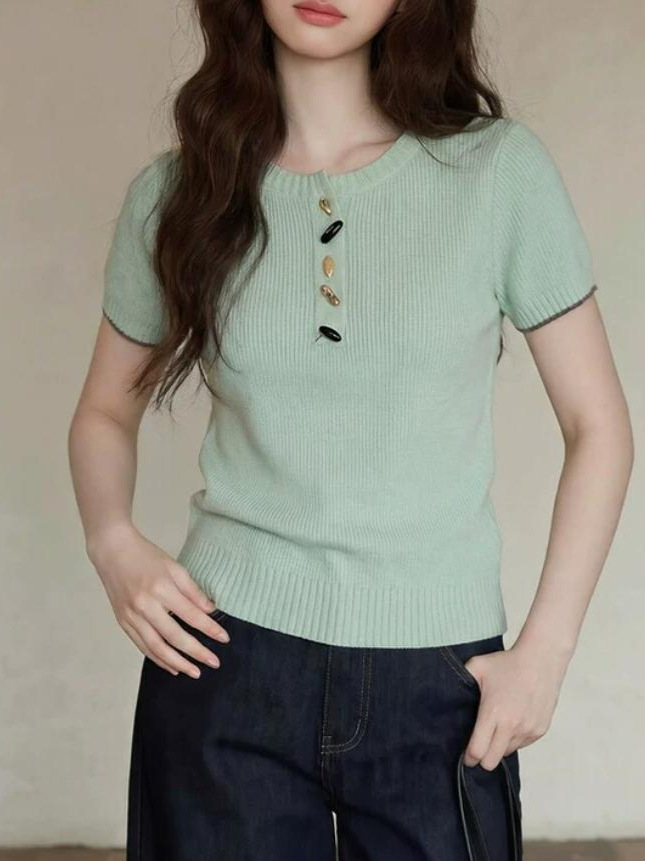 Áo thun nữ cổ tròn tay ngắn phong cách Pháp, thiết kế đơn giản phối màu tương phản, form ôm nhẹ, chất liệu mỏng nhẹ thoáng mát — Màu ảnh