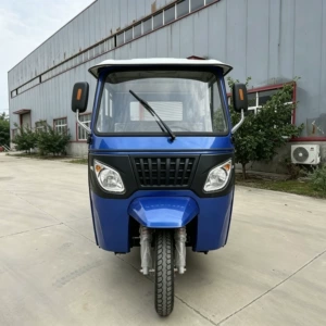 Multi-person passenger tricycle, fully enclosed passenger tricycle, rural passenger transport, fuel-powered passenger tricycle