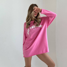 圆领多巴胺粉色中长款字母卷边针织衫秋冬高级感舒适百搭针织上衣