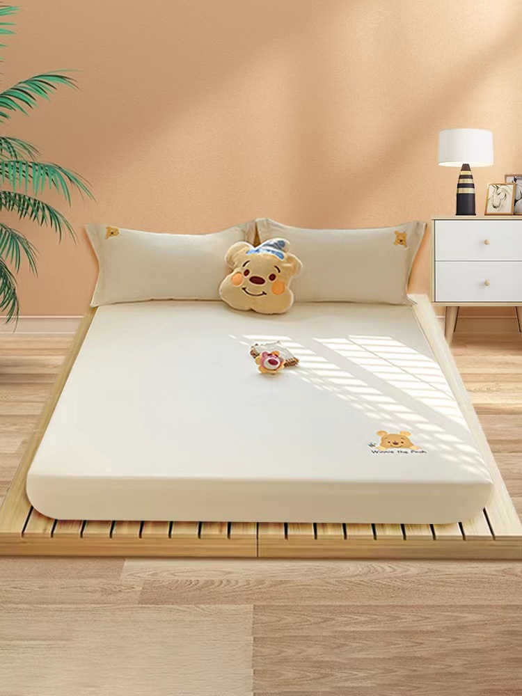 Bed frame for rent: low Japanese-style futon bed with wooden platform, air circulation design to prevent moisture, suitable for rental apartments and boutique hotels.