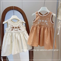 2025 女の子の純粋な綿のバック中空サスペンダースカート夏の新しい対照的な色の刺繍入りベビーパストラルスタイルのドレストレンディ