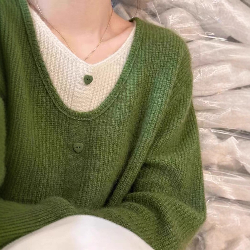 Korean Style Contrasting Fake Two-Piece Knitwear for Women in Autumn and Winter, Round Neck, Long Sleeves, Gentle Style, Heart Button Knitwear Top
