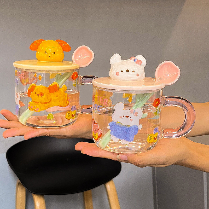 かわいいカップを飲む女性は高温に耐えます。|undefined