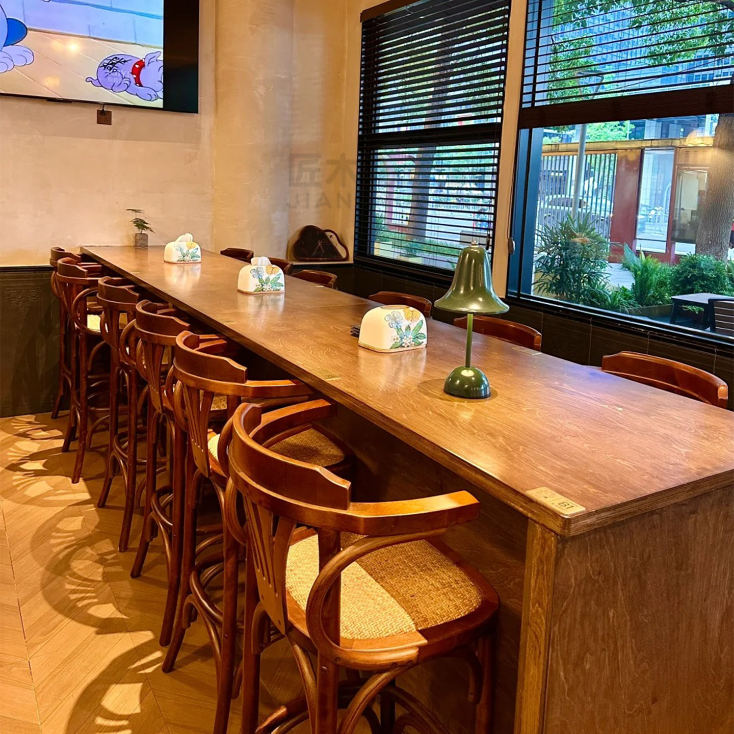 Retro Solid Wood Swivel High Bar Chair, Casual Cafe Bar American-Style Bar Stool, Restaurant Clear Bar High Table and Chair Set