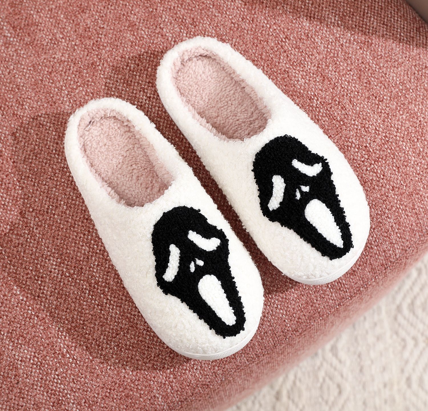 Wanterpantoffelen, laachend Kotteng, nei kräischend Schong, Halloween Skelettgréisst, Heemkotteng_voghion.com