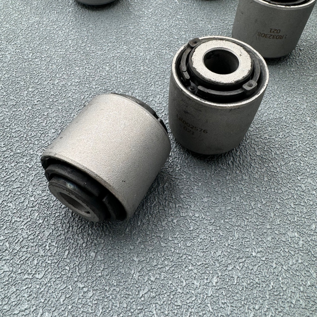 适用于路虎极光下支臂胶套神行者二后摆臂胶套羊角胶套后拉杆胶套-阿里巴巴