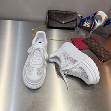 �W��վGŮЬ26���r��ܛ�^��ţƤƴ�ٽz�A�^�����p���С�׻���Ь