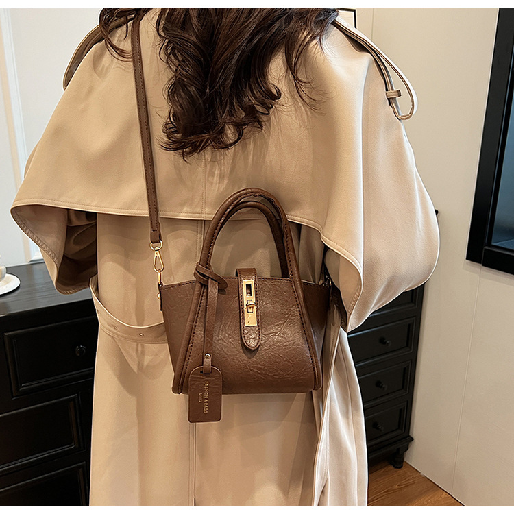 Women's Small Autumn&Winter Pu Leather Solid Color Vintage Style Lock Clasp Bucket Bag display picture 18