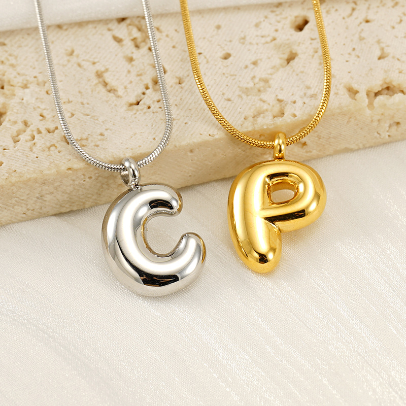 Burbujas transfronterizas 26 letras inglesas colgante brillante collar nicho universal oro acero titanio joyería collar