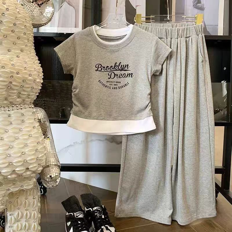 Traje de moda de dos piezas falso para niñas verano 2025 nuevo estilo casual y cómodo para niños grandes pantalones de manga corta de dos piezas