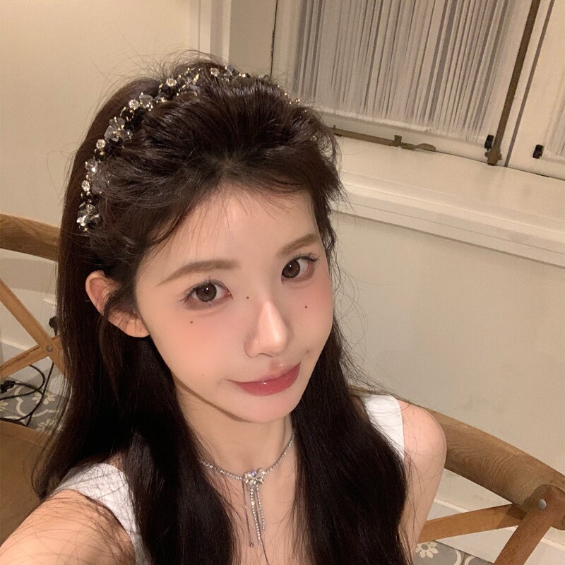 Luxurious and Sophisticated Rhinestone Wave Headband for Women with a High-End Feel, Featuring Teeth for Non-Slip and a High Crown Design Luxurious and Sophisticated Rhinestone Wave Headband for Women with a High-End Feel, Featuring Teeth for Non-Slip and a High Crown Design