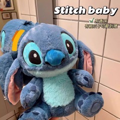 スティッチの人形のぬいぐるみのぬいぐるみの漫画の大きいサイズのスティッチの星の間で枕の宝物の人形を抱いて機械をつかんで卸売りします。