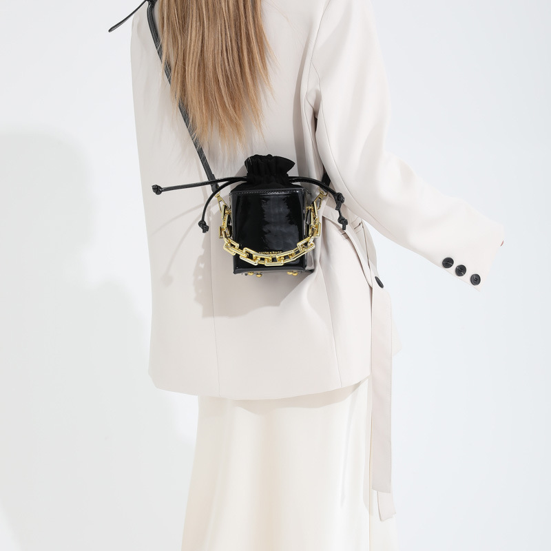 Three-dimensional Diamond Chain Handbag - Image 3