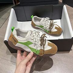 女性のためのカジュアルシューズ 2025 夏の新しいスタイルの道徳トレーニングシューズ滑り止め多用途カラーマッチングソフトソール軽量ランニングシューズ手縫い