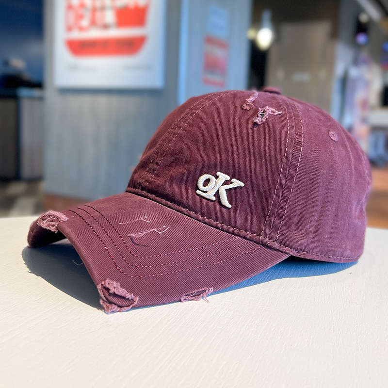 Sombreras de béisbol bordadas con letras personales moda para hombres y mujeres agujeros rotos gorra de boca de pato de pareja gorra de vaquero