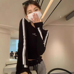 黒のギャルのデザイン感は純粋で、風が短い長袖tシャツの女性の春の中に身を修める上着を着ます。