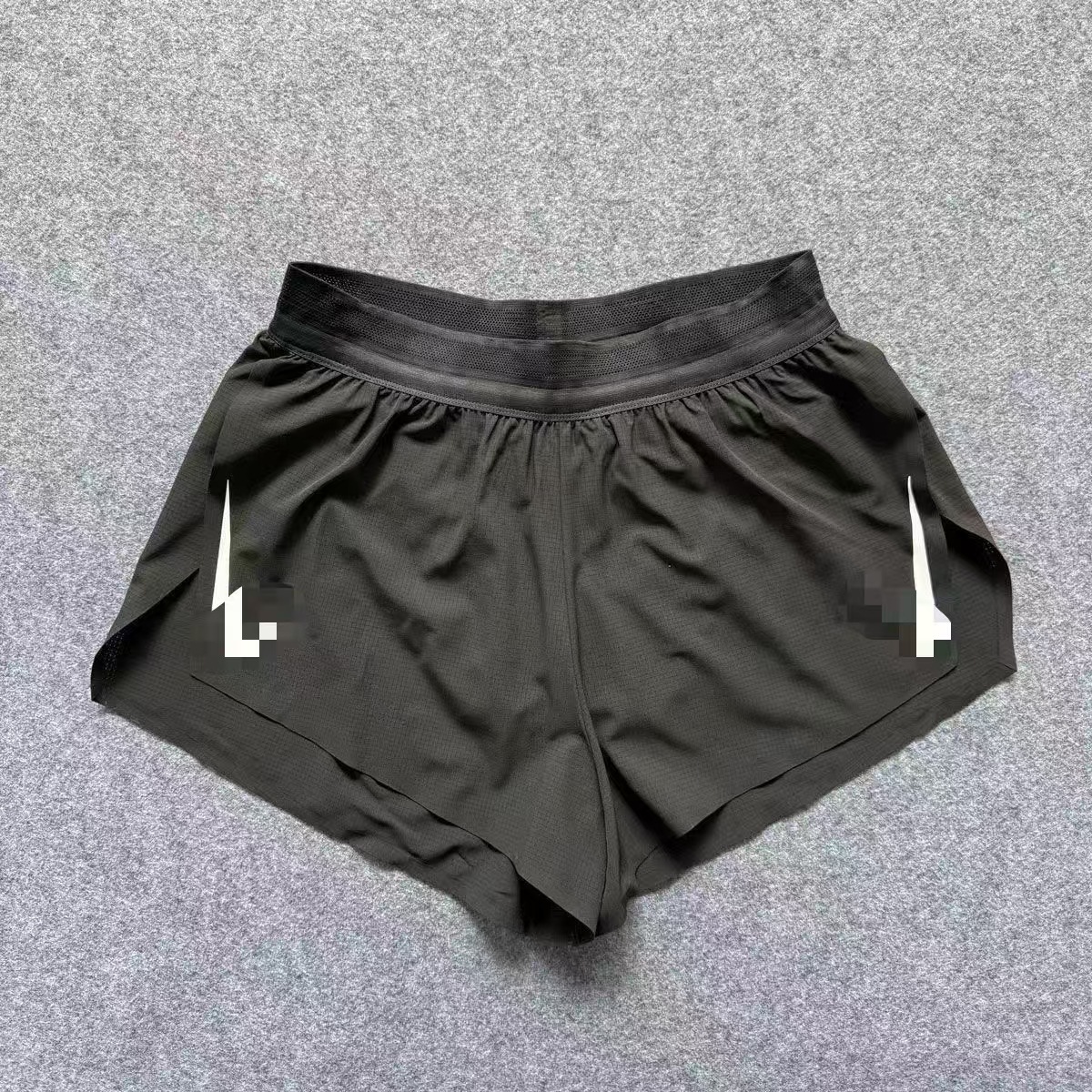 Black three-quarter pants (white hooks on both sides)