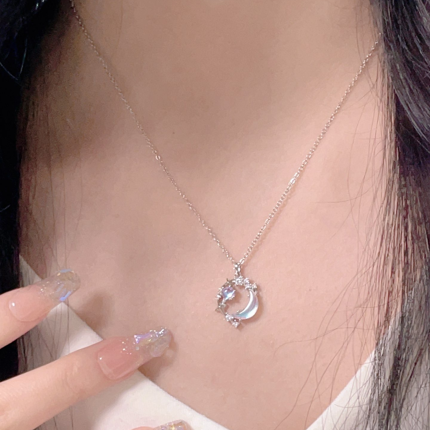 Collier ras du cou en verre et pierre de lune, orné d'une étoile et d'un pendentif lune. Un bijou polyvalent, luxueux et raffiné, parfait pour les tendances actuelles._voghion.com