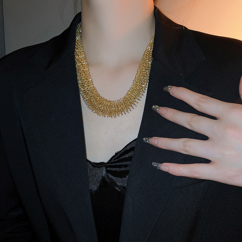 Metall-Design-Sense-Halsband, kleine Menschenmenge übertreibt mittelalterliche Schlüsselbeinkette, Netzrot, modisch, leichter Luxus-Stil_voghion.com