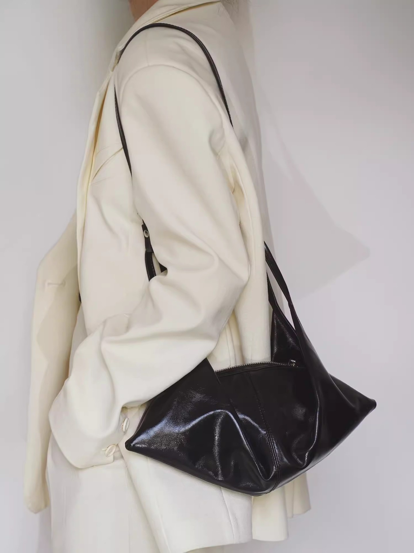 Design di nicchia in stile coreano Ins, strato superiore in morbida pelle cerata e oliata, stile pigro, tracolla monospalla, corno portatile_voghion.com